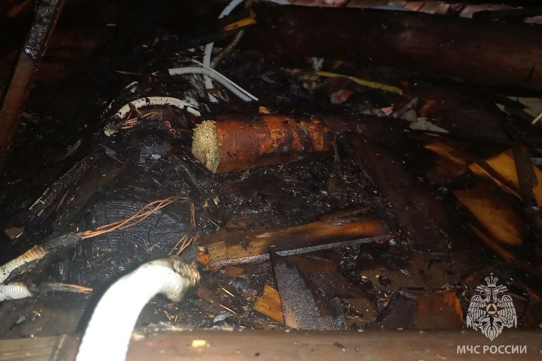 В Ивановской области чудом не сгорели 2 частных дома 15 августа огнеборцы выезжали на вызовы дважды. Первый пожар произошел в Вичуге на 2-й Ногинской. Горела кровля частного дома. С огнем справились на площади 5 кв.м. Второе возгорание произошло в селе Агрофенино Савинского района. Там вспыхнула проводка. Площадь повреждения составила 2 кв.м. Фото: ГУ МЧС России по Ивановской области