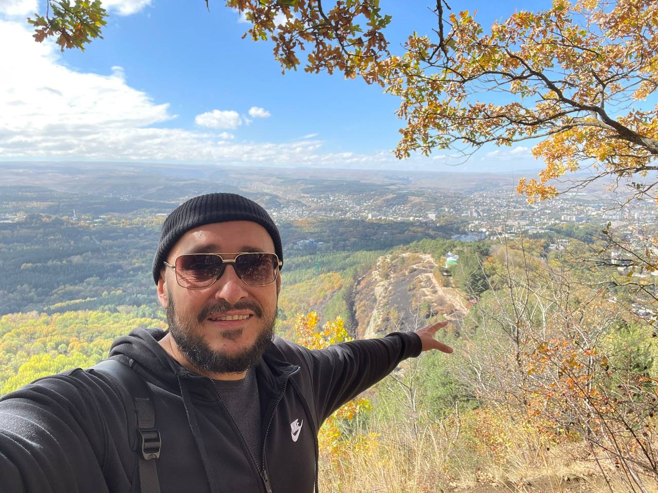 На сегодняшней сессии Законодательное Собрание Вологодской области удовлетворило заявление Юрия Сапожникова о сложении депутатских полномочий Напомним с 2012 года Сапожников избирался депутатом Вологодской городской Думы С 2014 года он был председателем Гордумы а затем главой Вологды В июле 2025 года Юрий Сапожников стал депутатом Законодательного Собрания области