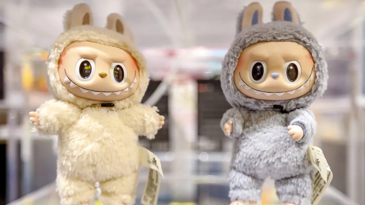 Режиссер Пол Кинг снимет фильм про популярные игрушки Labubu бренда Pop Mart Ранее он работал над Приключениями Паддингтона и Вонкой VCG via Getty Images