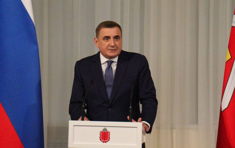 Дюмин тулякам спасибо за вклад в уходящем году Помощник президента РФ Алексей Дюмин поздравил туляков с наступающими праздниками В обращении он поблагодарил их за труд в уходящем году и подчеркнул что вклад жителей важен для развития Тульской области и всей страны Пожелал новых успехов в новом году