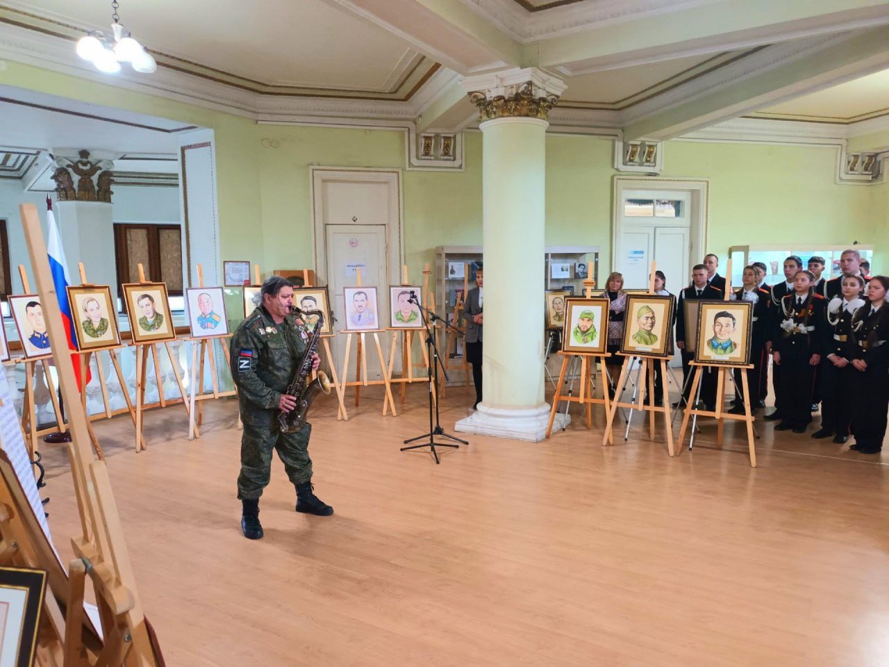 ‍  В Донецке состоялось открытие выставки тувинского художника, посвящённой участникам СВО.  Экспозиция картин Радомира Балгана, размещённая в Донецкой республиканской универсальной научной библиотеке имени Н. К. Крупской, включает в себя портреты героев Великой Отечественной войны и специальной военной операции.  Автор из Тувы преподнёс в дар председателю Донбасского отделения «Боевого братства» два портрета — Ольги Качуры и Александра Захарченко.    Очевидец   Подпишись