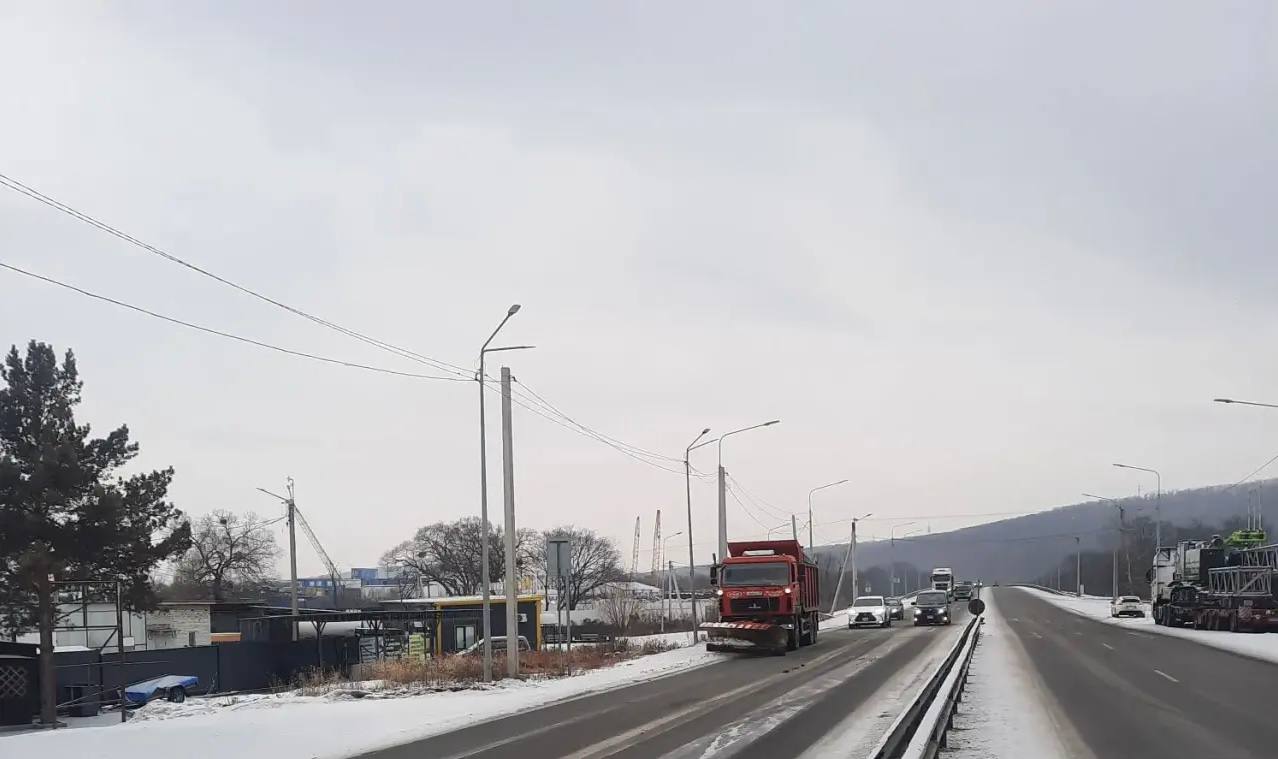 Специалисты филиала Шкотовский ведут очистку и обработку дороги Артем Находка порт Восточный с 70 по 100 километры