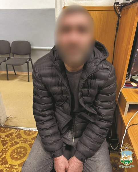 В Башкирии бывший муж в ходе ссоры зарезал жену и ранил дочь В Чишминском районе республики возбуждено уголовное дело об убийстве и покушении после жестокого бытового конфликта По данным МВД жертвой стал 41 летняя жительница деревни Игнатовка а её 19 летняя дочь получила ножевое ранение Трагедия произошла ночью В дом где женщина проживала с четырьмя дочерьми пришёл её 42 летний бывший муж Между ними произошла ссора на почве ревности В разгар конфликта мужчина схватил нож и нанёс бывшей супруге несколько ударов На шум проснулась старшая дочь и попыталась остановить нападение В состоянии аффекта злоумышленник ранил и девушку а затем нанёс бывшей жене смертельный удар в шею после чего скрылся Пришедшая в сознание 19 летняя девушка несмотря на ранение смогла вызвать скорую помощь Её шестилетняя сестра также стала свидетельницей произошедшего Подозреваемый был задержан полицией и признался в преступлении По факту случившегося возбуждены уголовные дела по статьям об убийстве и покушении на убийство  Обратная связь  Подписаться  Подписаться в MАХ