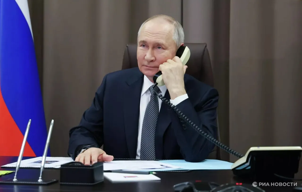 Путин готов объявить перемирие ко Дню Победы Об этом российский президент проинформировал Трампа по телефону сообщил Ушаков и поделился деталями беседы лидеров  Она продолжалась более полутора часов  Путин решительно осудил попытку покушения на Трампа выразил президенту США поддержку в связи с этим  Российский президент считает правильным решение Трампа продлить режим прекращения огня в отношении Ирана  Москва считает опасным вариант наземной операции США против Ирана  Россия продолжит активные контакты с Ираном странами Персидского залива Израилем и США  Трамп верит что сделка которая положит конец конфликту на Украине уже близка  Путин рассказал Трампу что российские войска удерживают инициативу и теснят позиции противника  Лидеры высказали схожие оценки поведения киевского режима во главе с Зеленским который ведет линию на затягивание конфликта  Путин и Трамп по окончании телефонного разговора простились тепло Подписаться на РИА Новости