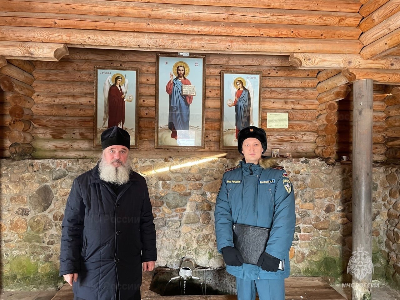 В Великорецком купель готова к приему верующих  Подворье посетили сотрудники МЧС и провели с настоятелем инструктаж безопасности.