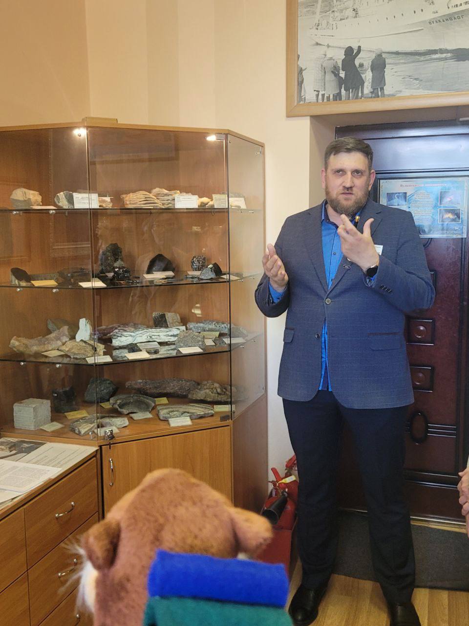 Благовещенское кладбище динозавров хотят сделать объектом научно-популярного туризма мирового уровня Агентство гостеприимства Амурской области предлагает включить в реестр показа научно-популярного туризма на сайте наука.рф месторождение динозавров в Благовещенке. Сейчас пока там только космодром Восточный. Амурская столица - единственный в мире город, в черте которого до сих пор находят останки гигантских ящеров. 65 миллионов лет назад по местным улицам передвигались последние азиатские динозавры. Среди открытых и изученных амурскими учеными – амурозавр, керберозавр, олоротитан, кундурозавр, сообщает . - Наш объект показа станет уникальным для всего мира, - рассказывает руководитель проектов департамента маркетинга Агентства гостеприимства Ирина Палаева, - ведь туристы смогут заниматься палеонтологическими исследованиями сразу в двух странах. Всего в 350 километрах от амурского местонахождения расположено китайское – Бэйпьяо, в провинции Ляонин. То есть турист приедет в Благовещенск, поучаствует в раскопках на нашем берегу, и в тот же день сможет отправиться через соседний Хэйхэ на раскопки динозавров в Китай. Сейчас команда Амурской области работает над дорожной картой и в скором времени представит результаты общественности. Реклама
