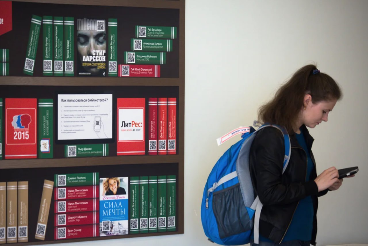 Самиздат на миллиард как аудиокниги и подписки меняют рынок независимых авторов Рынок самиздата в России в 2025 году вырос на 19 достигнув 8 5 8 6 млрд рублей и может превысить 10 млрд в 2026 году Ключевые тренды бум аудиокниг рост сегмента на 11 за 9 месяцев и переход на подписные модели монетизации Маржа от продажи печатных книг падает из за роста комиссий площадок а читатели массово уходят в подписки По данным Ridero количество опубликованных книг выросло на 28 до 187 3 тыс но темпы роста проданных экземпляров упали с 30 до 11 что отражает сдвиг спроса в сторону цифровых и подписных форматов Для авторов это означает что успех теперь зависит не только от написания книги но и от умения работать с цифровыми форматами аудио подписка и напрямую взаимодействовать с аудиторией Для читателей открывается доступ к огромному массиву разнообразного контента по подписке но стоит критичнее относиться к качеству так как барьеры для публикации стали минимальными