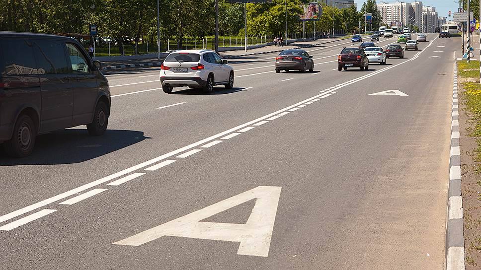 В 2025-2026 годах в рамках увеличения эффективности действующей сети, планируется проработать вопрос обеспечения непрерывности и «бесшовности» полосы по направлению пр.Ворошиловский - пл.Гагарина - пр.Нагибина, а также ул.Дачная - пл.2-й Пятилетки - ул.Шеболдаева - пр.Буденновский, переосмыслить подход к размещению парковочного пространства на данных маршрутах, смежных с общественными полосами, определить приоритетность между ними.   На отдельных участках дорог, таких как въезд на пл.2-й Пятилетки со стороны ул.Вавилова, необходимо выполнение локального капитального ремонта сцелью приведения ширины проезжей части к параметрам, возможным для устройства выделенной полосы.    В июне Администрацией города заключен муниципальный контракт на разработку проекта организации дорожного движения на автомобильную дорогу общего пользования местного значения «пл. 2-й Пятилетки», в рамках которого будут проработаны решения по уширению проезжей части. Реализация проектных решений будет планироваться в 2026 году с учетом выделения необходимого финансирования.