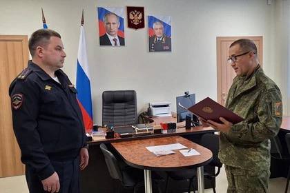 Херсонская полиция вручила паспорт гражданина РФ воину СВО из Узбекистана В Херсонской области полицейские вручили российский паспорт уроженцу Узбекистана. Он добровольно пошел на СВО два года назад. «В отдел МВД России «Генический» обратился гражданин Узбекистана. Мужчина в 2023 году подписал контракт с минобороны России для участия в специальной военной операции. В прошлом месяце военнослужащий пожелал стать полноправным гражданином России и обратился в миграционное подразделение», - сообщает Главное управление МВД России по Херсонской области. После проведения всех обязательных проверочных мероприятий по заявлению было принято положительное решение и боец, сражавшийся за Россию, стал ее полноценным гражданином, принеся присягу и получив паспорт с двуглавым орлом.