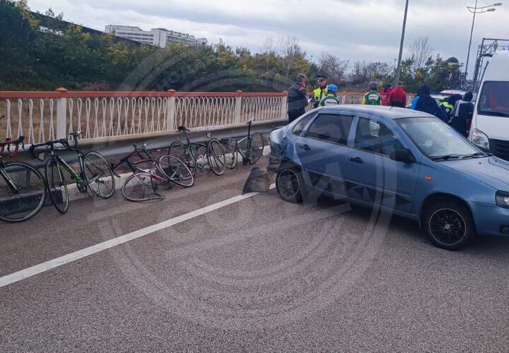 Легковой автомобиль врезался в группу велосипедистов в Сириусе  Авария произошла на объездной дороге у поворота к железнодорожному вокзалу Олимпийского парка, «Лада» сбила велосипедистов.  По словам очевидцев, группа спортсменов в количестве 6-7 человек двигались с сопровождением, когда их сбила легковушка.  ВИДЕО