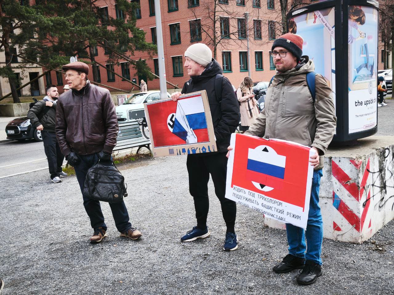 В Берлине начинается марш «Россия против Путина»   Акция стартует на Потсдамской площади, откуда люди пройдут до посольства России, около которого находится мемориал памяти политика Алексея Навального. Финальной точкой маршрута станет Парижская площадь.   По оценке корреспондента «Новой-Европа», сейчас на начальной точке находится несколько сотен человек. Среди активистов замечены сторонники РДК. Рядом с протестующими дежурит полиция.  Организуют акцию политики Илья Яшин, Владимир Кара-Мурза и Юлия Навальная. Ранее они призвали своих сторонников и всех сочувствующих выйти на акцию под лозунгом «Путин, хватит убивать!». Акции запланированы и в других городах по всему миру.    На фоне организации марша разгорелся скандал: значительное число антивоенных россиян заявили о сомнении в целесообразности мероприятия, а на саму акцию пришли члены воюющего на стороне Украины «Русского добровольческого корпуса». Подробнее — на сайте.   Фото: Виктория Литвин / «Новая газета Европа»   Подписаться на «Новую-Европа»