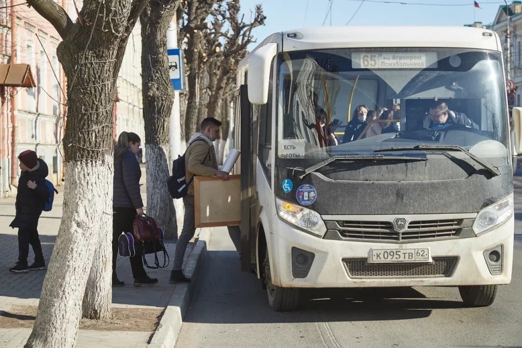 Больше десятка нарушений ПДД водителями автобусов выявили сотрудники рязанской Госавтоинспекции во время рейда  Сотрудники Госавтоинспекции Рязанской области провели оперативно-профилактические мероприятия «Автобус». Рейд был направлен на пресечение нарушений правил дорожного движения, допущенных водителями, должностными и юридическими лицами организаций, которые осуществляют перевозку пассажиров на коммерческой основе.  В ходе мероприятия выявлено более 10 нарушений правил дорожного движения со стороны водителей автобусов. Нарушители привлечены к ответственности.  Подобные мероприятия проводятся для устранения причин и условий, способствующих совершению ДТП с участием пассажирского транспорта, выявления и пресечения фактов нарушений законодательства, регулирующего данный вид деятельности.  Фото из архива РВ