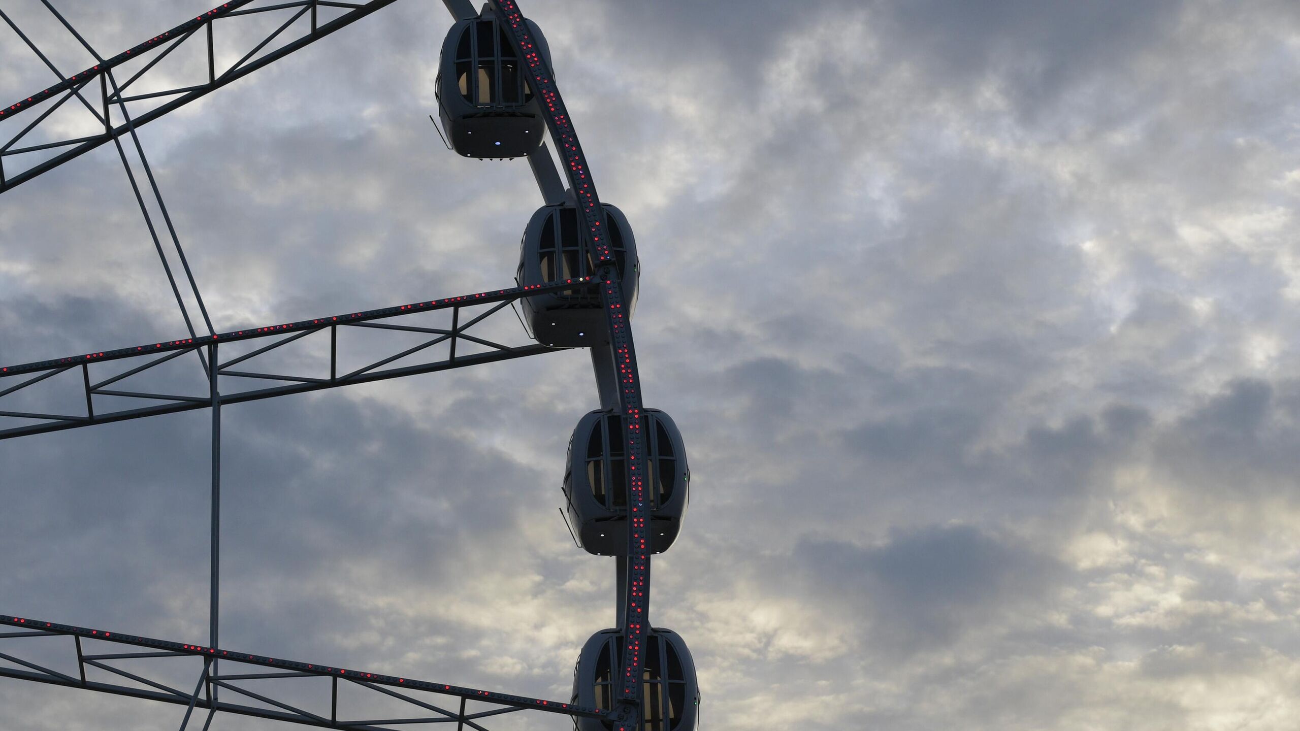 Два колеса обозрения выставлены на продажу в Санкт Петербурге один из аттракционов продает парк Диво остров за 60 миллионов рублей другой в парке Есенина за 11 2 миллиона рублей намеревается реализовать частное лицо следует из объявлений о продаже На сайте Авито размещено объявление о продаже 55 метpового колеса обозрения парка аттракционов Диво остров c пропускной способностью 1850 человек в час Колесо обозрения изготовлено в Италии в 2013 году вес конструкции 223 тонны Техническая и эксплуатационная документация в наличии успешное прохождение ежегодного технического освидетельствования на протяжении 12 лет эксплуатации говорится в объявлении Также на сайте объявлений частное лицо предлагает еще одно колесо обозрения за 11 2 миллиона рублей Аттракцион высотой 30 метров находится в парке Есенина в Санкт Петербурге Продавец предлагает самовывоз за счет покупателя