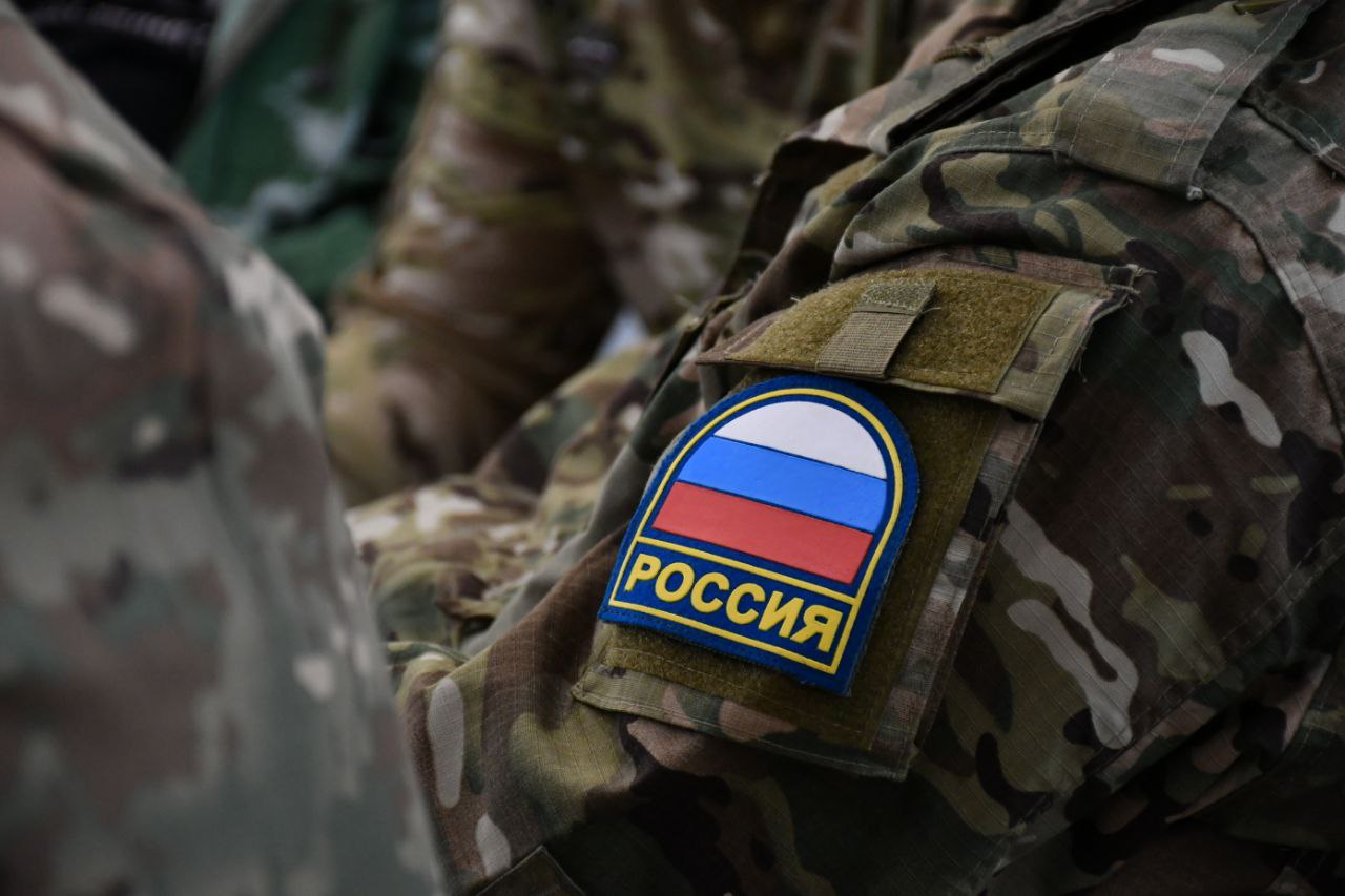 Участники СВО смогут получить выплату взамен земельного участка На сессии рассмотрим изменения в краевой закон о представлении бесплатных земельных участков участникам СВО и членам их семей С 2023 года участники спецоперации и члены семей погибших могут бесплатно получить в собственность земельный участок Такое право на сегодняшний день есть у бойцов имеющих государственные награды за заслуги проявленные в ходе СВО По инициативе Губернатора Виктора Петровича Томенко предусматриваем вариативность в рамках данной меры поддержки Взамен участка можно будет получить выплату 200 тысяч рублей Меру предлагается ввести с 1 января 2026 года Востребованность подобной альтернативы подтверждается аналогичной мерой поддержки которая уже предусмотрена для семей с четырьмя и более детьми Они могут получить компенсацию при самостоятельном приобретении земельного участка На сессии рассмотрим поправки которые предоставят такую возможность семьям с тремя детьми Уверен депутаты поддержат предложенные изменения и для многодетных и для участников СВО Вместе с Правительством края мы постоянно ведем работу по совершенствованию и расширению мер поддержки для ветеранов боевых действий и участников СВО И это не только льготы но различные проекты образовательная программа Алтай земля героев СВОй бизнес и многие другие
