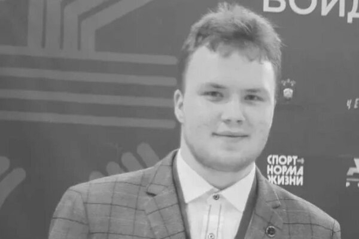 Награжденный Путиным студент погиб при попытке спасти ребенка от дрона в Курской области Дрон нанес удар по автомобилю рядом с домом родителей Ильи Гукежева, куда он приехал в гости. В машине находилась семья с двумя детьми. Родители и один ребенок скончались мгновенно. Они заметили признаки жизни у девочки, извлекли ее из машины и отнесли во двор. Илья поспешил вызвать скорую помощь, искал устойчивую связь. Девочку занесли в дом, пытались оказать первую помощь, когда последовал повторный удар дрона по дому, прогремели два мощных взрыва. Илья погиб. Мама получила контузию, отец был ранен, девочку спасти не удалось.