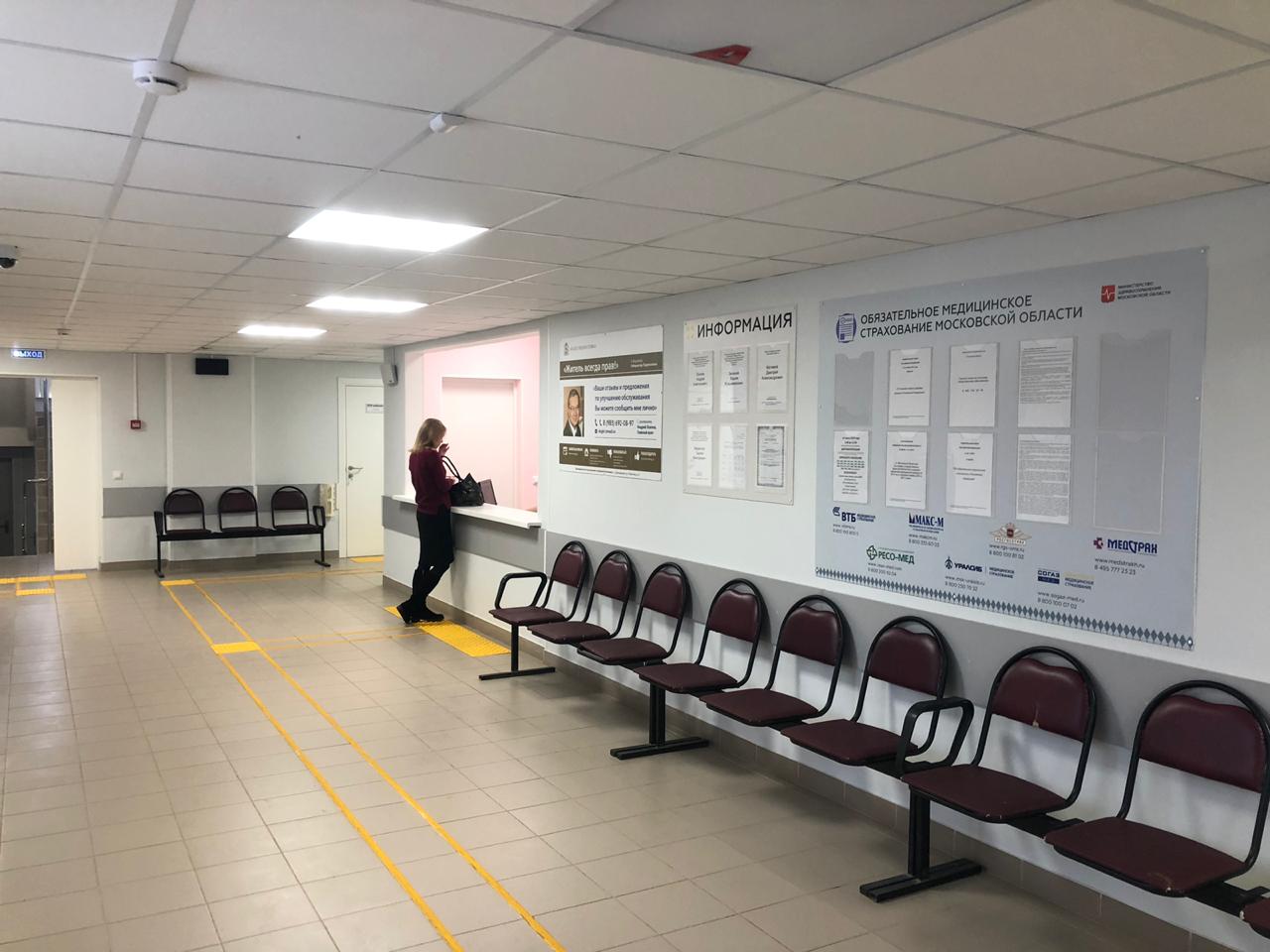 В этом году будут проведены ремонтные работы сразу в нескольких структурных подразделениях Домодедовской больницы. В терапевтическом корпусе на ул. Пирогова, 9 будет проведено устройство ограждения кровли и замена дверных блоков. В стационаре мкр. Авиационный заменят дверную гарнитуру в отделениях и отремонтируют входные группы приёмного отделения поликлиники №3 и главного входа в стационар. Стационар с. Растуново ожидает также ремонт приёмного отделения, в том числе входной группы. Кроме того, в этих стационарах частично заменят сантехническое оборудование и электроприборы в отделениях. В Барыбинской врачебной амбулатории отремонтируют два кабинета и заменят газовое оборудование. В настоящее время проводится аукцион для определения подрядных организаций. На проведение работ выделена региональная субсидия 18,5 млн. рублей. Работы проводятся при поддержке Министерства здравоохранения Московской области. Администрация Домодедово Подписаться