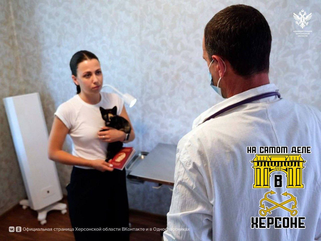 В преддверии Дня образования ветеринарно-санитарной службы Росгвардии, в пгт Новоалексеевка фельдшер ветеринарной службы осмотрел котят и щенков, оставшихся без попечения. Волонтерам и местным жителям были даны рекомендации по лечению и уходу, а также вручены памятки. Забота о животных - это проявление гуманности и важный вклад в обеспечение санитарного благополучия. Не оставайтесь равнодушными к судьбе бездомных животных! ПОДПИСАТЬСЯ Чат Бот Дзен #Росгвардия #ВетСлужба #ХерсонскаяОбласть