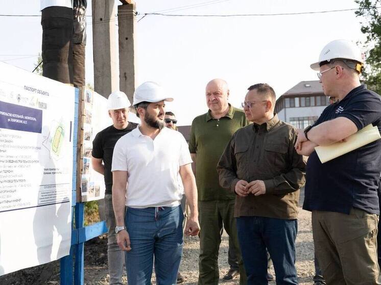 Ирек Файзуллин провел оценку модернизации коммунальных сетей в Запорожской области Поделиться Одним из крупных проектов стала полная реконструкция котельной в городе Мелитополь. Объект прошел капитальный ремонт основного здания, что позволило обновить техническую базу. Старые котельные установки демонтированы и заменяются современными агрегатами мощностью четыре мегаватта, достаточными для качественного обогрева почти трехсот жилых домов. Особое внимание уделено созданию эффективной системы подготовки воды, необходимой для бесперебойной работы оборудования. Дополнительно на предприятии внедряют автоматизированную систему управления, позволяющую поддерживать стабильный рабочий режим без постоянного вмешательства персонала. Новый Мелитополь подпишись