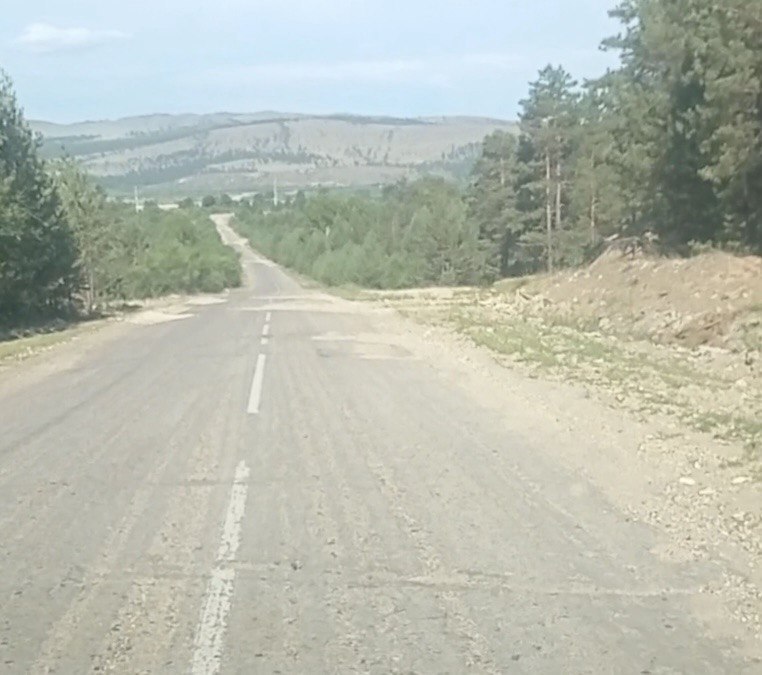 В Бурятии планируют капитально отремонтировать 30 километров дороги Кяхта–Наушки. На это выделят 2,7 миллиарда рублей. Об этом в своем Телеграм-канале сообщил глава республики Алексей Цыденов. К работам приступят в следующем году, а в этом – проведут торги и выберут подрядчика. Завершить ремонт рассчитывают до 2029 года. «Долго мы к этой дороге подходили, но и до нее дошли», - пишет Алексей Цыденов. #бурятия
