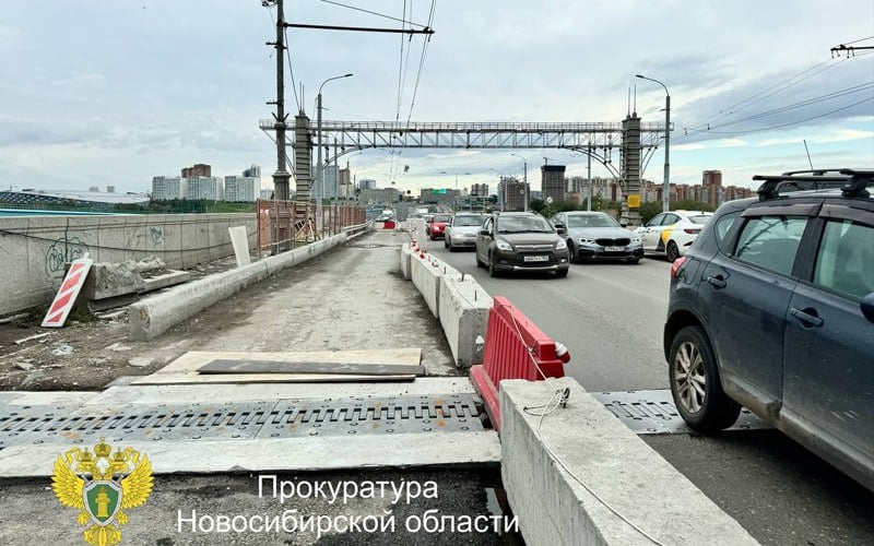 ‍  Уголовное дело завели на директора новосибирского «Гормоста»  Бывшего директора новосибирского муниципального учреждения «Гормост» подозревают в превышении полномочий с причинением тяжких последствий  пункт «в» ч. 3 ст. 286 УК , сообщили в региональной прокуратуре. В Следственном комитете подтвердили дело в отношении «бывшего директора муниципального учреждения».  «С апреля 2022 по август 2024 года подозреваемый, превысив свои полномочия, заключил контракт на ремонт Октябрьского моста с коммерческой организацией без проведения закупки с использованием конкурентных способов определения поставщика, — считает следствие. — <…> Действия директора повлекли тяжкие последствия в виде переноса срока завершения ремонта моста на год, а также причинения имущественного ущерба муниципальному бюджету».  Подрядчик сорвал сроки и задолжал городу более 400 млн рублей за авансированные, но не выполненные работы по ремонту моста.  На момент заключения контракта в 2022 году «Гормост» возглавлял Борис Хайруллин. Некоторое время он также руководил муниципальным учреждением «Метро МИР», занимавшимся строительством метро.  Но с января 2023 года «Гормостом» руководил Иосиф Кодалаев, нынешний первый вице-мэр Новосибирска.    При этом «Гормост» требует аванс в виде 426 млн рублей через суд. Муниципальный контракт на ремонт был подписан с компанией «СпецТрансСтрой» на 1,12 млрд рублей, договор расторгли в августе 2024 года из-за «нарушения существенных условий контракта». Были сорваны сроки работ.  Компания также была подрядчиком станции метро «Спортивная». Однако по этому проекту контракт также был расторгнут. Общая сумма контрактов по «Спортивной» между «СпецТрансСтроем» и муниципальным предприятием «МетроМир», выступившим заказчиком, составляла около 3 млрд рублей.  Подписаться  Прислать новость  Помочь бустами