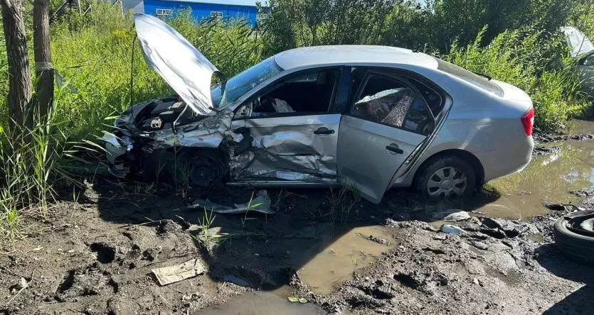 В Челябинске в утреннем ДТП на Линейной пострадали шесть человек В 07:50 около дома №69 на Линейной водитель 1987 года рождения за рулем иномарки «Рено Логан» и девушка 1997 года рождения на «Шкоде Рапид» не сумели избежать столкновения, после чего обе машины продолжили движение и выехали за пределы проезжей части, наехав на препятствие. В результате ДТП телесные повреждения получили водитель «Шкоды» и два ехавших в ней ребенка – мальчик 2008 года рождения и девочка 2025 года рождения, а также три пассажирки «Рено Логан» 1972, 1985 и 1986 годов рождения. ПОДРОБНЕЕ URALPRESS.RU