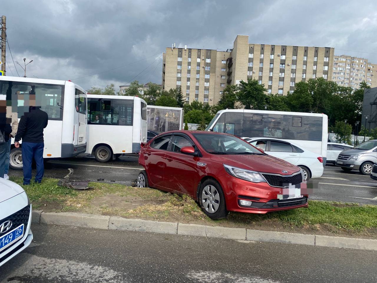 В Ставрополе на улице Доваторцев произошло столкновение двух легковых автомобилей.   ⏺ПОСТРАДАВШИХ НЕТ.  На месте работают наряды ДПС, детальные обстоятельства происшествия, а также степень ответственности водителей устанавливаются.