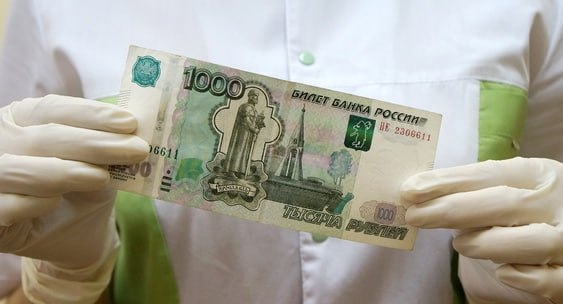 Медицина в долгах куда исчезают деньги предназначенные врачам Очередной регион решил сэкономит на врачах В Свердловской области разгорается скандал с оплатой труда медиков Территориальный фонд ОМС не доплатил врачам и среднему медперсоналу более 20 млн рублей за первое полугодие 2025 года Фактические расходы на зарплаты составили лишь 31 7 от годового плана вместо положенных 135 95 млн рублей было выплачено всего 43 12 млн При этом власти пытаются решить проблему кадрового дефицита в медицине административными методами Президент подписал закон обязывающий выпускников медицинских вузов отработать 3 года по распределению после ординатуры Однако простой принудиловкой ситуацию не исправить пока врачам не доплачивают даже обещанные средства рассчитывать на рост численности медиков не приходится А побороть надо еще и чудовищную долю административной нагрузки врачей ухудшение условий труда и системный кризис в их подготовке Власти хотят увеличить количество врачей но не готовы платить достойные зарплаты Получается замкнутый круг молодые специалисты не горят желанием ехать в регионы где их ждут долги по зарплатам а чиновники вместо решения финансовых проблем вводят новые обязательства Честно и точка Мы ГОВОРИМ другие МОЛЧАТ