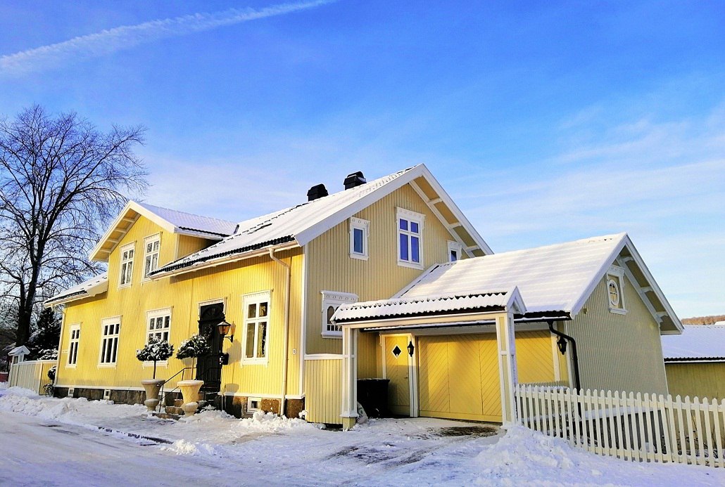 В Ленобласти упал спрос на аренду загородных коттеджей на новогодние праздники Спрос на посуточную аренду частных коттеджей в Ленинградской области на новогодние праздники в декабре этого года по сравнению с аналогичным периодом 2024 г снизился на 11 Статистика фиксирует число просмотров объявлений по посуточной аренде загородных частных домов В общем объеме просмотров основная доля пришлась на Приозерский 23 и Всеволожский 22 районы Ленобласти За ними следуют Выборгский и Ломоносовский районы с долями 18 и 12 соответственно При этом объем предложения то есть количество коттеджей которые вовлечены в бизнес посуточной аренды немного подрос Тем временем ставки аренды домов на новогодние праздники за год не показали опережающего роста   Подробнее в материале на нашем сайте Freepik Telegram Max