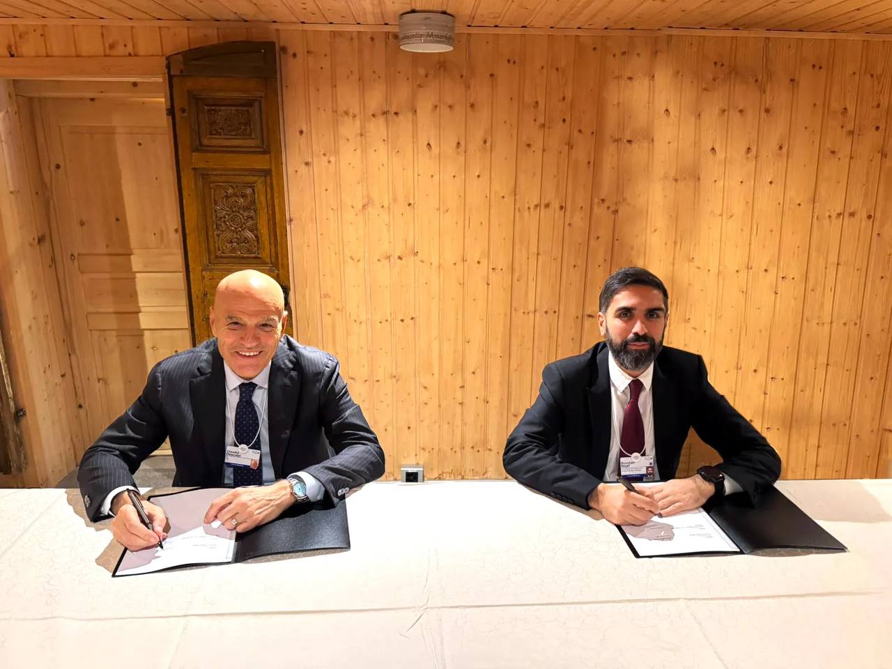 Азербайджанская SOCAR покупает долю в нефтегазовом месторождении в Кот д Ивуаре Азербайджанская государственная нефтяная компания SOCAR приобретает 10 ю долю в проекте разработки нефтегазового месторождения Baleine на шельфе Кот д Ивуара Компания подписала соответствующее соглашение с итальянской Eni на полях Всемирного экономического форума В подписании участвовали президент SOCAR Ровшан Наджаф и генеральный директор Eni Клаудио Дескальци Эта сделка означает выход SOCAR на обширные нефтегазовые ресурсы Африки и стратегически соответствует глобальному курсу компании на расширение своего присутствия Кроме того данная сделка является частью более широкой стратегической кооперации между SOCAR и Eni в различных сегментах энергетической отрасли говорится в сообщении компании Месторождение Baleine считается одним из крупнейших нефтегазовых открытий в Западной Африке за последние годы Африканская инициатива Telegram ВК Max