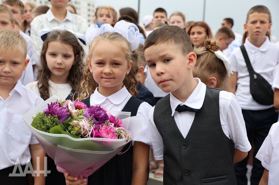 Около 145 тыс. детей пойдут в школы ДНР в новом учебном году Школы готовят к 1 сентября, в том числе в ранее прифронтовых районах Донецка. На текущие ремонты учебных учреждений этих районов направили около 500 млн рублей, сообщил глава Минобрнауки ДНР Олег Трофимов. Для активизации восстановления этих районов Глава ДНР Денис Пушилин выехал туда вместе с главой Минстроя РФ Иреком Файзуллиным, а также провел встречу с мэром Москвы Сергеем Собяниным, что позволило привлечь дополнительные средства. #молодежь Читать полностью Подписаться