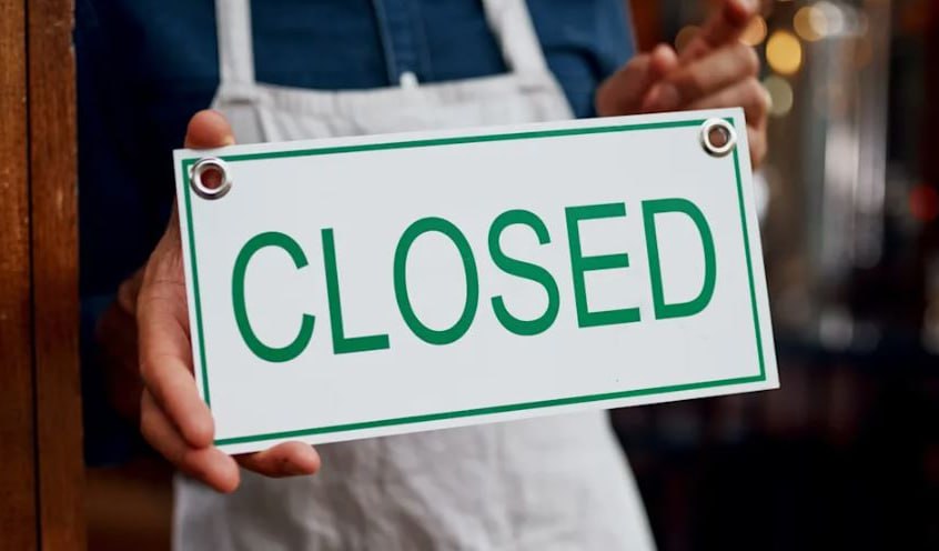 За этот год рынок могут покинуть 250 300 тыс микропредприятий Таковы прогнозы Деловой России Там считают что оптимальный порог НДС это 40 60 млн рублей выручки в год то есть примерно 100 тыс рублей в день для среднего бизнеса При этом установленный нижний предел годового дохода в 20 млн рублей после которого начинается начисление НДС ускоряет закрытие микропредприятий и тренд уже виден МСП адаптируются к изменениям в налоговой системе рассказали в Минэкономразвития Бизнесу предлагают эксперимент по работе без НДС при отраслевых зарплатах или упрощенку с НДС По оценке ведомства налоговая нагрузка на МСП вырастет с 3 до 8 9 от выручки но финансовый итог останется прибыльным Товары и услуги неизбежно подорожают предупреждают эксперты Они призывают власти вмешаться чтобы бизнес не перекладывал свои издержки на покупателей fatcat18