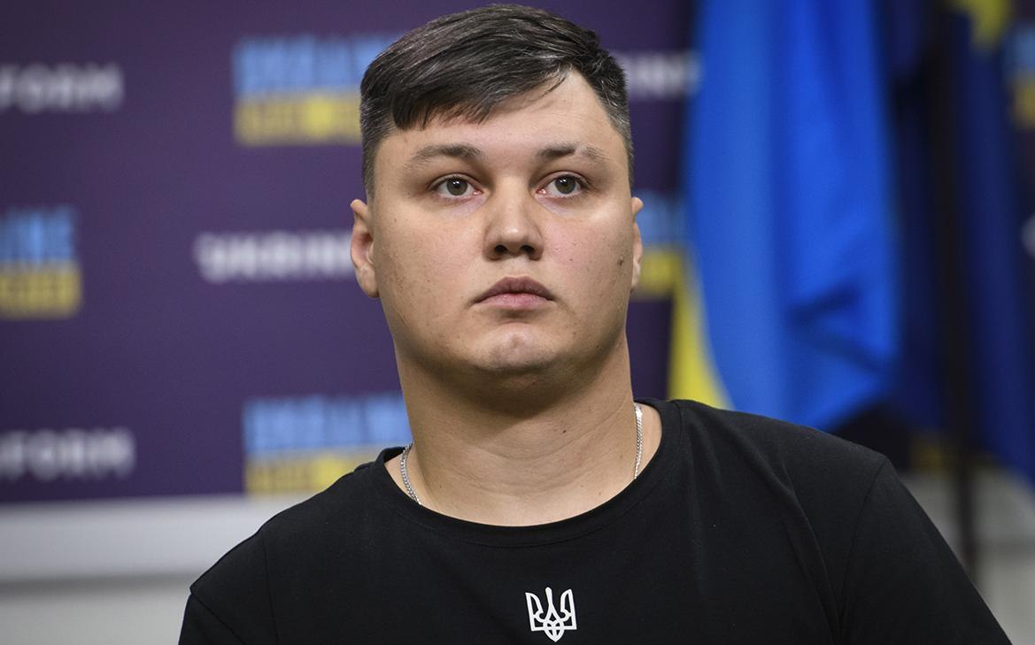 Суд в Испании приостановил расследование убийства Максима Кузьминова Судебное разбирательство в Испании по делу о гибели российского летчика Максима Кузьминова который угнал вертолет на Украину временно приостановлено Следствию не удалось выявить исполнителей преступления По данным газеты El Pais недостаток прогресса обусловлен несотрудничеством российских властей Кузьминов был убит в феврале 2024 года в Вильяхойосе Переехав в Испанию он использовал поддельный украинский паспорт