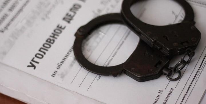 В Артеме Приморского края сотрудники патрульно постовой службы полиции задержали гражданина находившегося в федеральном розыске Патрулируя на маршруте по охране общественного порядка сотрудники патрульно постовой службы отдела МВД России по городу Артему обратили внимание на гражданина который увидев полицейских заметно занервничал Мужчина был остановлен для проверки документов На вопрос имеются ли при себе запрещенные вещества ответил утвердительно и достал из кармана брюк сверток в котором с его слов находилось синтетическое наркотическое вещество для личного употребления 35 летний артемовец был доставлен в отдел полиции для разбирательства Содержимое свертка направлено на криминалистическое исследование Проверив гражданина по оперативным учетам полицейские установили что он находится в федеральном розыске за Артемовским городским судом Ранее приморец уже являлся фигурантом уголовного дела за незаконные приобретение хранение и перевозку наркотических средств В ходе расследования вина обвиняемого была доказана В марте текущего года уголовное дело было направлено органами дознания в суд для рассмотрения по существу Однако подсудимый на судебные заседания не являлся Желая избежать уголовной ответственности мужчина попытался скрыться от органов правосудия Гражданина объявили в федеральный розыск Артемовским городским судом в отношении правонарушителя избрана мера пресечения в виде заключения под стражу Решается вопрос о возбуждении нового уголовного дела о незаконном хранении синтетических наркотиков t me prim police vk com public180487861 ok ru group 55028167540942 25 мвд рф