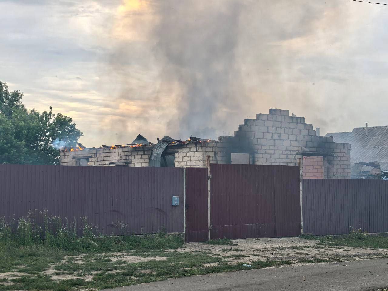 В результате обстрела ВСУ пострадали частный дом и хозяйственная постройка в Рыльске Курской области. Об этом сообщил врио губернатора Курской области Александр Хинштейн в своем телеграм-канале. На улице Кирова взрывной волной повреждены остекление в двух соседних домах и одно хозяйственное здание. Никто из жителей не пострадал. На месте работают пожарные подразделения, газовики и электрики. Сотрудники ПЧ-39 борются с огнем, удалось устранить риск распространения пламени на соседний жилой дом. После стабилизации ситуации комиссия проведет обход территории. Фото из социальных сетей Александра Хинштейна