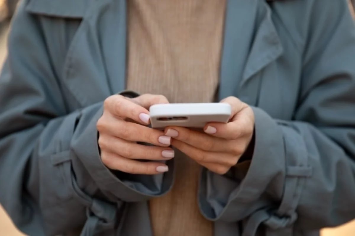 Умная камера научилась распознавать номера телефонов карт и счета банка ВТБ Онлайн расширил возможности своей умной камеры теперь она не только считывает QR коды и реквизиты платежных документов но и распознает номера телефонов карт и банковских счетов с изображения ИИ определяет данные в кадре за десятые доли секунды после чего автоматически подставляет их в платежную форму полностью исключая ошибки при ручном вводе Обновление делает переводы и оплату счетов ещё быстрее и удобнее Мы продолжаем развивать сервисы которые делают ежедневные операции клиентов проще и удобнее Новые возможности умной камеры позволяют сократить время на переводы по номеру телефона карты или банковского счета и исключить ошибки при вводе данных Пользователю достаточно лишь навести камеру на написанный от руки или напечатанный текст чтобы отсканировать данные остальное система сделает сама отметил старший вице президент руководитель департамента продуктов розничного бизнеса банка Алексей Охорзин aifrb