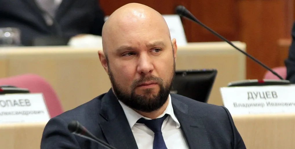 Новости Девятого созыва депутат Владимир Кошелев сменит ЛДПР на Единую Россию Депутат Госдумы Владимир Кошелев ЛДПР подал документы для участия в праймериз Единой России Об этом сообщил губернатор Самарской области Вячеслав Федорищев По словам главы региона накануне он провел встречу с Кошелевым где тот подтвердил намерение идти на предварительное голосование Федорищев отметил что документы уже переданы в оргкомитет и как секретарь регионального отделения Единой России он полностью поддерживает это решение пожелав депутату успехов При этом есть важная деталь сейчас Кошелев представляет в Госдуме ЛДПР а правила праймериз Единой России не допускают участия членов других партий На видео опубликованном вместе с постом губернатора Кошелев заявил что уже написал заявление о вступлении в Единую Россию Стоит отметить что Кошелев не первый депутат ЛДПР решивший сменить политическую прописку В декабре 2025 года бывший на тот момент первым зампредом фракции ЛДПР в Госдуме Станислав Наумов сообщил что планирует участвовать в праймериз Единой России и рассчитывает баллотироваться в новый созыв уже от партии власти В начале апреля 2026 года Наумов подал заявку на участие в предварительном голосовании ЕР по Челябинской области Восьмойсозыв Госдума2026 Девятыйсозыв rugosduma