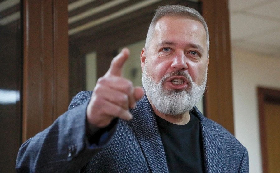 Дмитрий Муратов призвал Россию и Украину обменяться гражданскими заключенными Нобелевский лауреат, бывший главный редактор «Новой газеты» обратился к Владимиру Путину и Владимиру Зеленскому с призывом начать обмен гражданских на гражданских, «пока они живы». По его словам, пока идут переговоры, начать стоит с подростков, женщин, больных, тех, у кого дети по домам сидят. Муратов также выразил надежду, что обмен гражданскими лицами приблизит долгожданный мир Минюст признал Дмитрия Муратова иностранным агентом