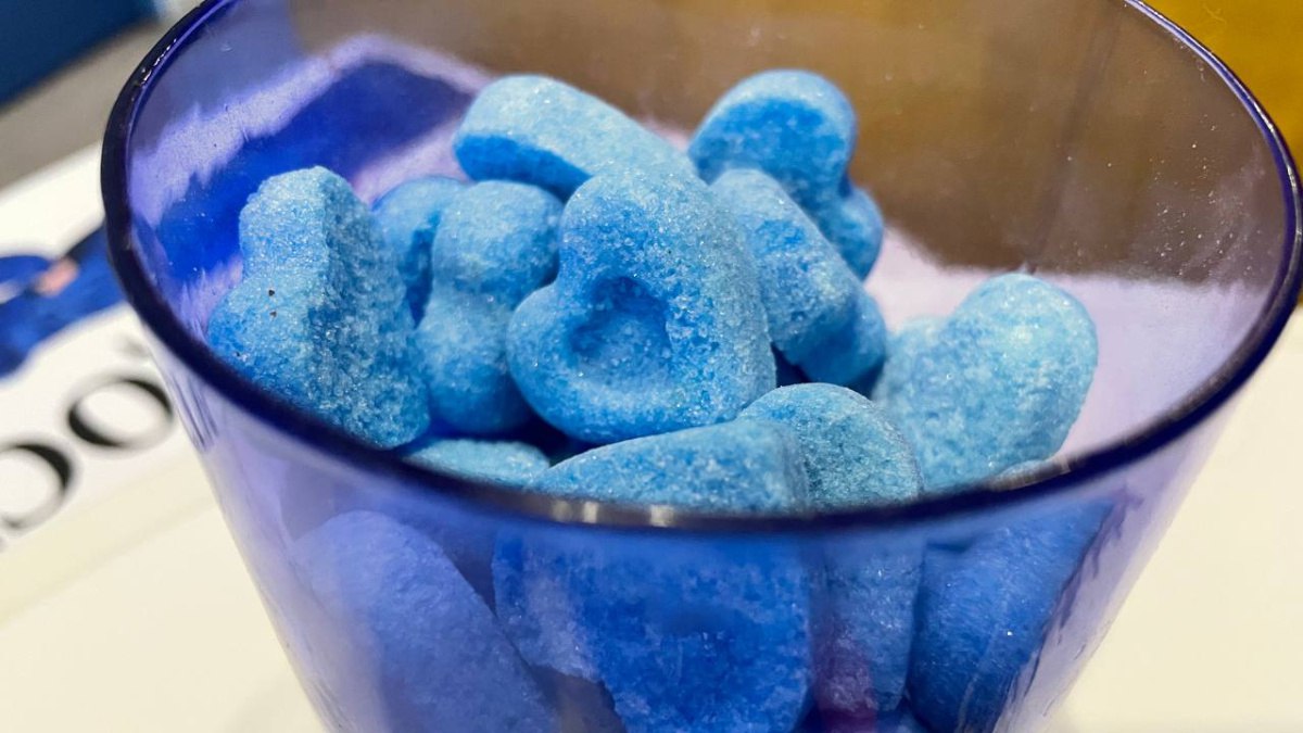 Самарцам рассказали почему для диабетиков опасна теплая погода в декабре Нестабильная зимняя погода с резкими потеплениями и похолоданиями представляет серьезную угрозу для людей с сахарным диабетом По словам врача эндокринолога члена Европейской и Американской ассоциаций эндокринологов диабетолога Анаса Альфараджа перепады температуры в 10 15 градусов могут приводить к резким колебаниям уровня глюкозы в крови Врач настоятельно рекомендует в такие периоды чаще измерять уровень сахара ГТРК Самара MAX lВК lОК lСАЙТ