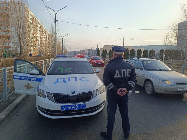 На дорогах Волжского целый вечер будут искать пьяных водителей  ГАИ города Волжского анонсировала очередное профилактическое мероприятие по выявлению нетрезвых нарушителей на дорогах. Как сообщили Волжский.ру в Госавтоинспекции, полицейские выборочно проверят водителей в потоке. Также в зоне внимания окажутся водители, грубо нарушающие ПДД. Не останутся без контроля и пешеходы-нарушители. Рейды будут организованы в пятницу, 21 марта, с 16.00 до 19.00 часов.  Волжанам напоминают, что они и сами могут принять участие в выявлении нетрезвых водителей.   Подробнее на Волжский.ру: