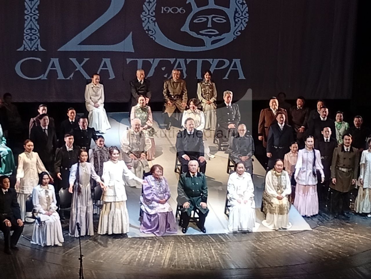 В Якутске отмечают юбилей Саха театра 16 января Саха академическому театру имени П А Ойунского исполнилось 120 лет В Якутии сегодня открыли Год культуры Собравшихся на торжественном событии поздравил заместитель председателя правительства республики Сергей Местников сахатеатр годкультуры YakutiaMedia l Новости Якутии