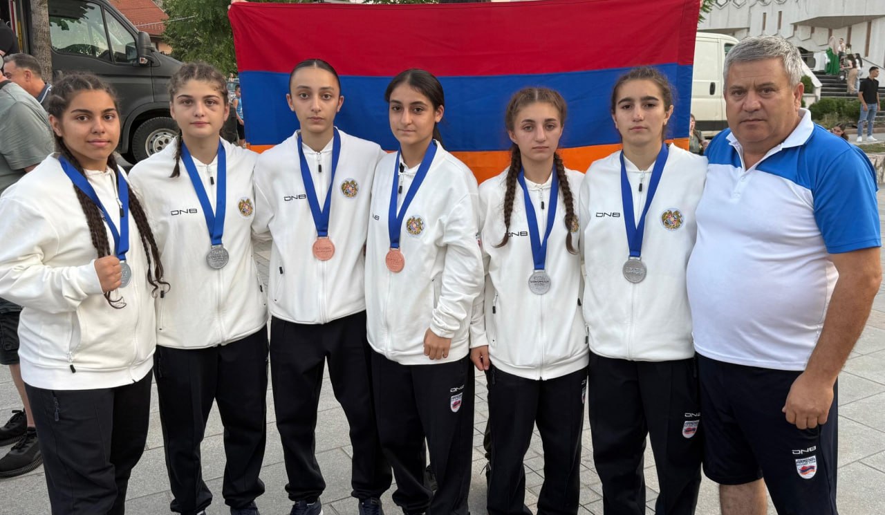 Федерация бокса Армении сообщает, что на чемпионате Европы среди юниорок завоевано 4 серебряные и 2 бронзовые медали. Серебро у Сюзанны Ишханян 46 кг , Амест Африкян 50 кг , Анаит Арутюнян 57 кг и Виктории Саакян 75 кг . Бронза у Наны Баласанян 48 кг и Лианны Жамарян 52 кг .