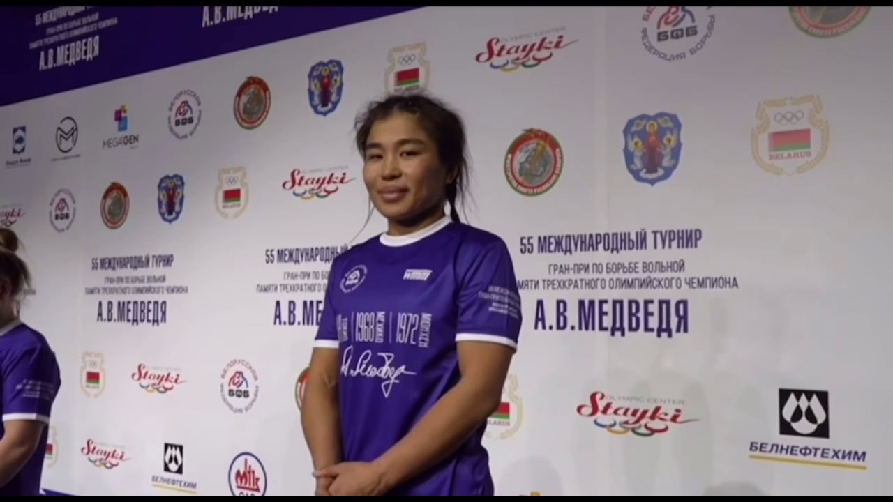 Спортсменка из Бурятии завоевала золото в Минске В столице Беларуси Минске состоялся 55 ый международный турнир по вольной борьбе памяти трехкратного олимпийского чемпиона Александра Медведя Так Ирина Ологонова стала обладательницей золотой медали в весовой категории 55 кг Представительница нашей республики одолела Викторию Ваулину из Пермского края Кроме того бронзу завоевала Ульяна Тукуренова в весовой категории 59 кг Читайте нас в МАХ Больше новостей на сайте