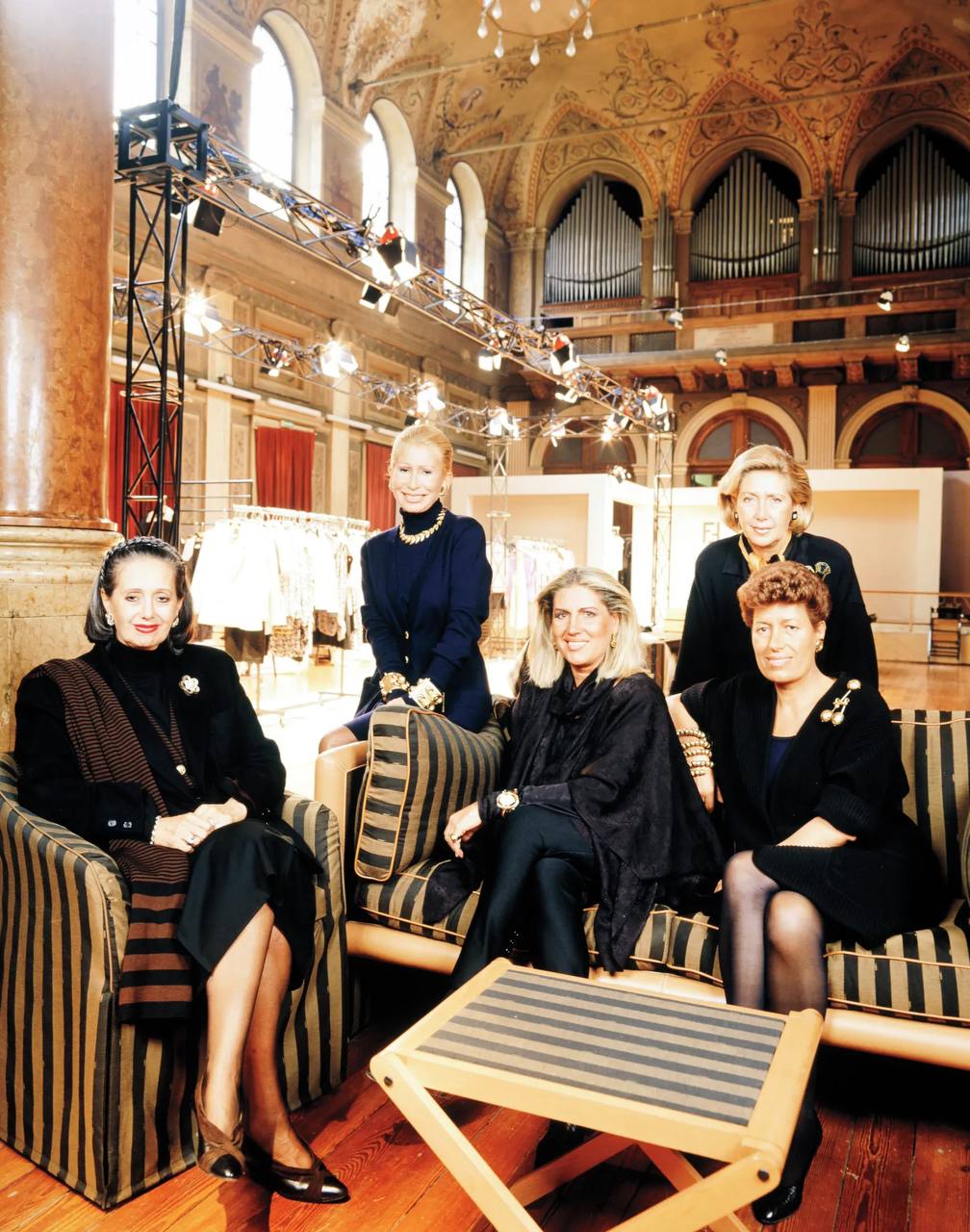 Завтра Мария Грация Кьюри покажет свою дебютную коллекцию для Fendi WWD по этому случаю публикует интервью с дизайнером Много красивых слов и взбивания пены но мне хочется показать колоритную фотографию сестер Фенди Карла Анна Паола Франка и Альда все они были наставницами Марии Грации в ее ранние годы работы в бренде с 1989 по 1999 Они являли собой пример командной работы были в постоянном диалоге но у каждой была яркая индивидуальность Не случайно так много дизайнеров развили свои карьеры в Fendi и потом сами стали креативными директорами Для многих из нас это был формирующий опыт Фабрика в центре которой находилась креативность Пьерпаоло Пиччоли Алессандро Микеле и Фрида Джанини все они работали в Fendi в начале карьеры Ну и конечно не забываем что в 1965 м сестры пригласили на работу тогда еще не слишком известного Карла Лагерфельда Сегодня Сильвия Вентурини Фенди почетный президент А ее дочь Дельфина Делеттре руководит ювелирным департаментом
