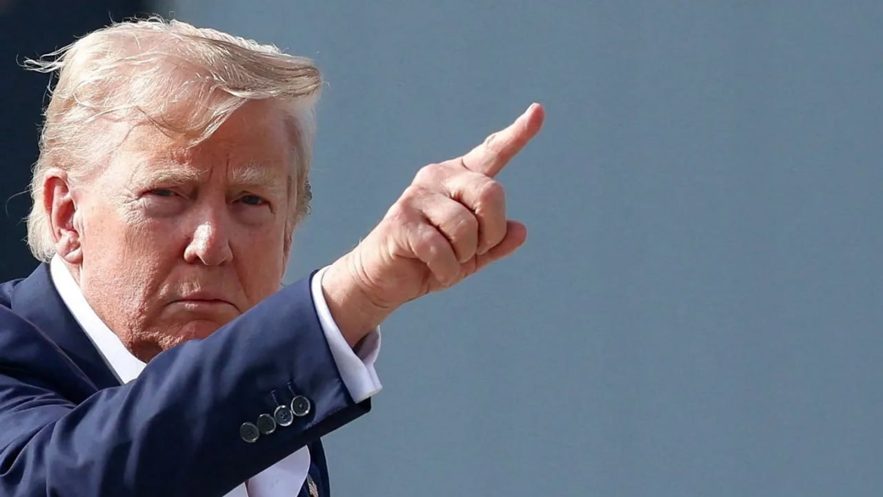 Рейтинг Трампа пробил дно или нет Глава Белого дома обрушился на СМИ которые опубликовали рейтинг поддержки президента он на рекордно низком уровне Подробнее   Президент США Дональд Трамп объявил что его рейтинг одобрения на самом высоком уровне обвинив прессу в намеренном занижении его популярности В Truth Social Трамп заявил что некоторые опросы показывают 60 или даже 70 процентов поблагодарив сторонников и назвав критические публикации фейк ньюс Однако последние исследования дают совсем иную картину Согласно опросу Pew Research Center проведенному 4 10 августа среди 3554 взрослых американцев рейтинг одобрения Трампа составляет лишь 38 это на девять пунктов ниже февраля По данным исследователей уровень неодобрения достиг рекордных 60 Сводные данные 15 социологических центров на которые ссылается The New York Times фиксируют его поддержку на уровне около 44 на середину августа Падение связано с ослаблением поддержки даже среди его избирателей 2024 года 85 против 95 в начале срока Среди тех кто не голосовал в 2024 м одобрение снизилось до 32 по сравнению с 45 на старте его президентства Аналитики связывают это с негативной реакцией на новые тарифные меры и так называемый Один большой прекрасный законопроект По данным Pew 61 американцев не одобряют тарифную политику опасаясь что она ударит по их семейным бюджетам Конфликт Трампа со СМИ продолжается Он регулярно обвиняет ведущие издания в предвзятости и нечестности угрожая исками и отзывом лицензий у телеканалов таких как CBC и ABC После его победы на выборах Комитет по защите журналистов назвал риторику Трампа прямой угрозой свободе прессы аналогичную позицию выразили и Репортеры без границ Между тем эксперт по опросам Нейт Сильвер в беседе с CNN отмечает что чистый рейтинг Трампа стабильно снижался летом и в августе закрепился на уровне около 8 пунктов По его словам предстоящие встречи с Владимиром Путиным и Владимиром Зеленским а также новые тарифы могут вновь повлиять на колебания рейтинга Будьте в курсе последних новостей с TRT на русском