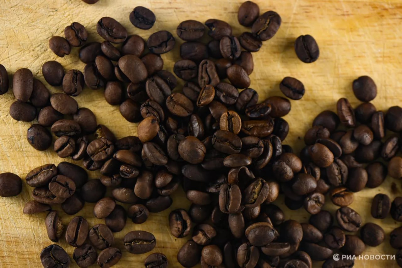 Россия в январе ноябре нарастила импорт бразильского кофе до рекордных 390 млн подсчитало РИА Новости по данным статслужбы страны Одновременно достиг максимальных значений и объем импорта 62 3 тыс тонн что на 13 больше показателя за прошлый год Подписаться на РИА Новости экономика Все наши каналы