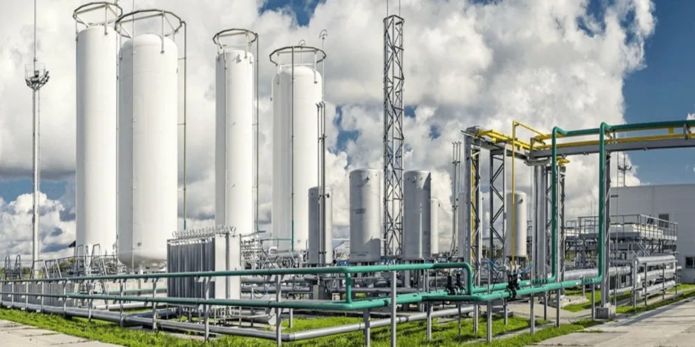 Компания Русский бойлер запустила во Всеволожском районе Ленинградской области промпроизводство криогенного емкостного оборудования которое используется для хранения перевозки и переливания сжиженного природного газа СПГ и технических газов Запуск производства реализован при поддержке Фонда развития промышленности который координирует ВЭБ РФ по поручению Минпромторга Программы фонда позволяют российским предприятиям получить доступ к льготному заемному финансированию необходимому для запуска производств уникальных отечественных продуктов а также аналогов передовых международных разработок Топ Бизнес Подписаться в MAX