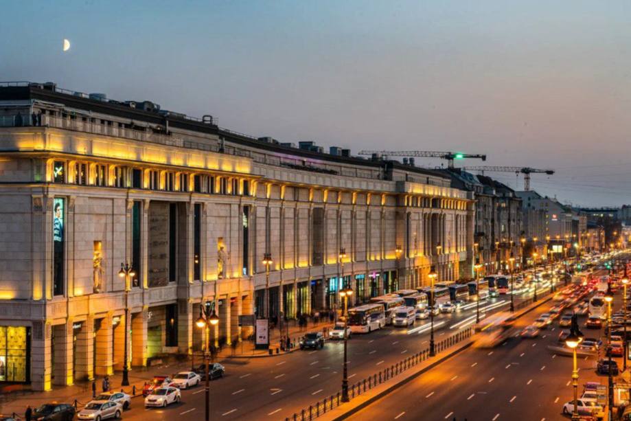 Крупнейший торговый центр Петербурга уйдет на реновацию Модернизацию в торгово развлекательном центре Галерея проведут с января по ноябрь 2026 года Об этом сообщил генеральный директор ТЦ Дмитрий Гашичев на круглом столе РБК Петербург Как уточнили в компании подрядчики еще не выбраны Размер затрат на проведение работ не раскрывается Руководитель направления торговой недвижимости IBC Real Estate Владимир Чернусь отмечает что стоимость обновления отделки может составить как 30 40 тыс руб за 1 кв м так и дойти до 100 200 тыс руб Работы будут проводить поэтапно планируется обновить все коридоры и места общего пользования Центр будет доступен для посещения в обычном режиме Фото Яндекс Карты Новости РБК Петербург