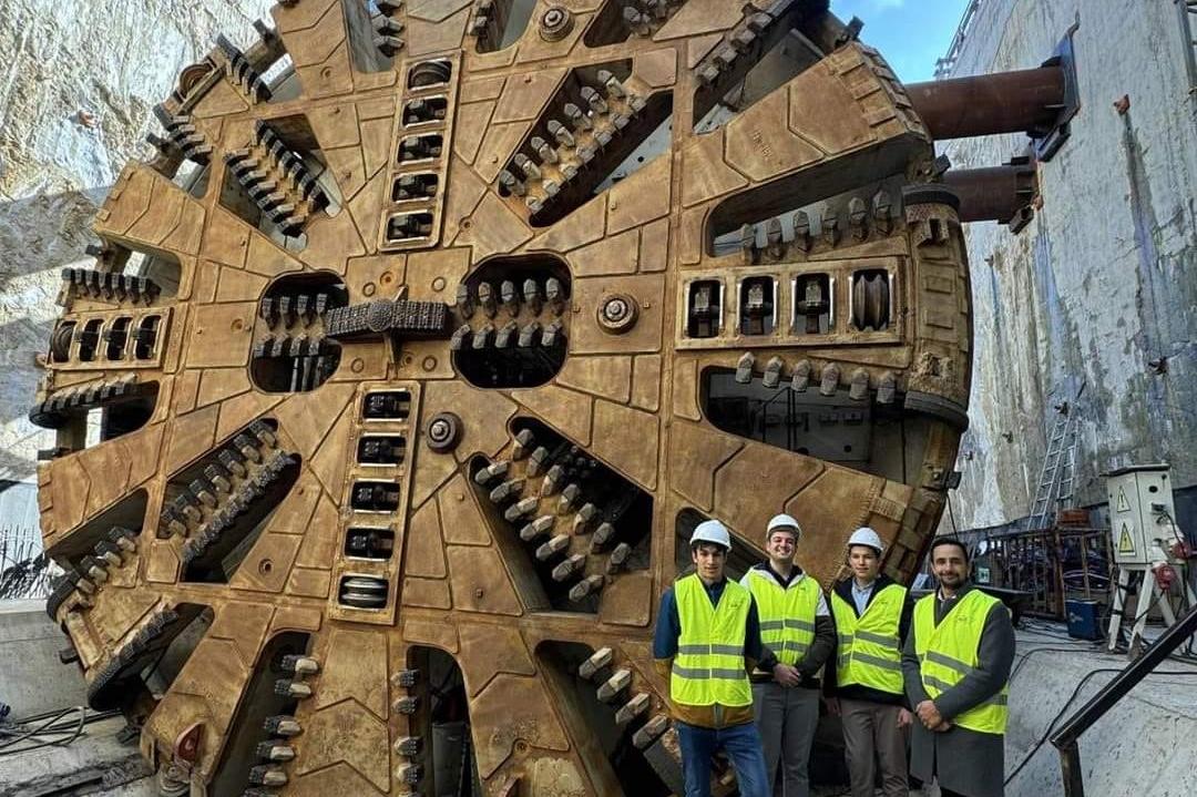 В пятницу стартовало строительство еще одной ветки софийского метро М6. Это продолжение зеленой ветки М3, то есть через несколько лет в кварталах Гео Милев и Слатина будет метро. Наконец смонтировали  туннелепроходческую машину, которая будет рыть 6-километровую трассу от Цариградско шоссе до Слатины закрытым методом.   Длина этой машины 86 метров, вес - 1 600 т. Она оснащена 6 платформами. К ней будет прикреплена электроподстанция. Бурение подземной линии метро продлится год и 7 месяцев, общее строительство - 2,5 года, все должно будет быть завершено в 2027 году.   Станция Г. Аспарухов в Сухата Река: видео   Нельзя сказать, что метро в Софии пущено при "советах", но и не сказать, что оно социалистическое тоже нельзя! История софийского метро у меня на сайте ———————  Если вам понравилась моя статья, вы можете поддержать меня и блог своим кофе.