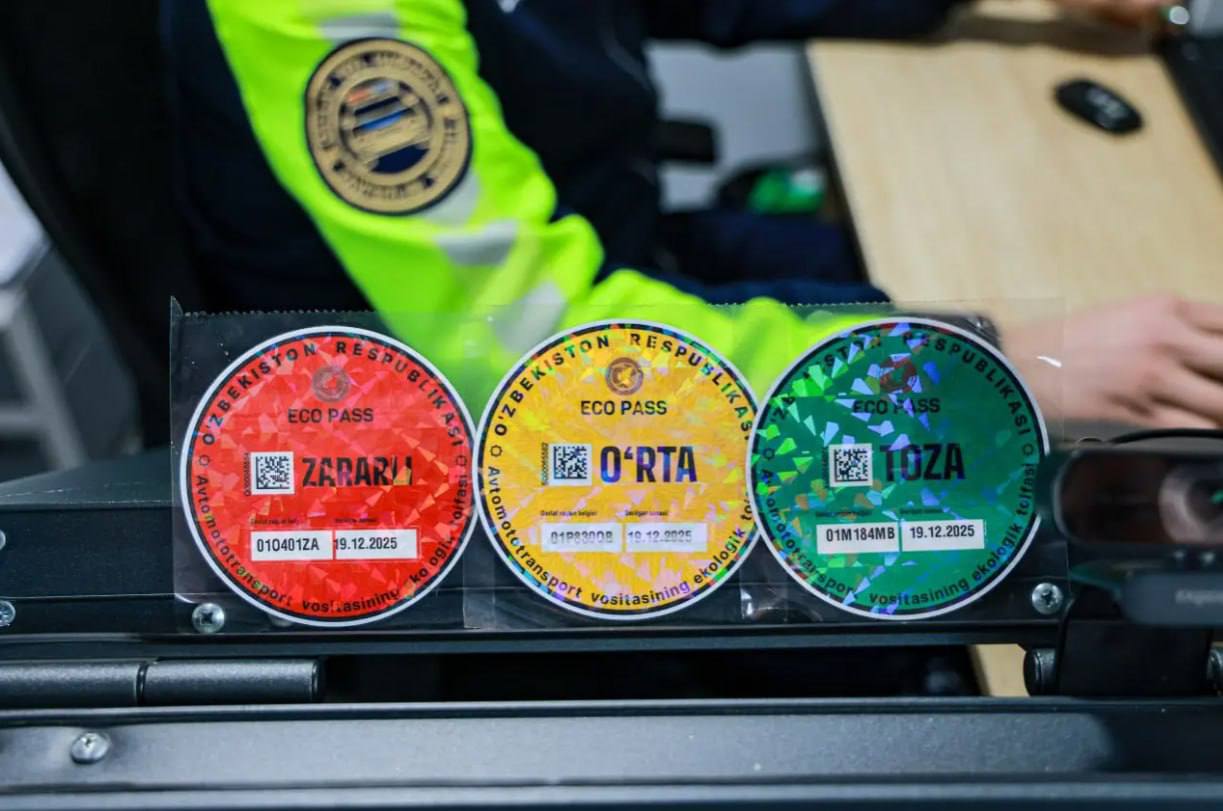 В Узбекистане экологический стикер на авто можно получить онлайн с доставкой на дом В стране получить экологический стикер теперь можно полностью онлайн через my gov uz сайт или приложение Как это работает Вводите Экостикер в поиске или выбираете услугу в разделе Транспорт Данные владельца и машины формируются автоматически остаётся подтвердить Стикер бесплатный платите только доставку на дом 20 600 сумов Доставка обещана в течение 10 дней но сервис иногда падает из за наплыва заявок Подписаться на канал Узбекистан Online