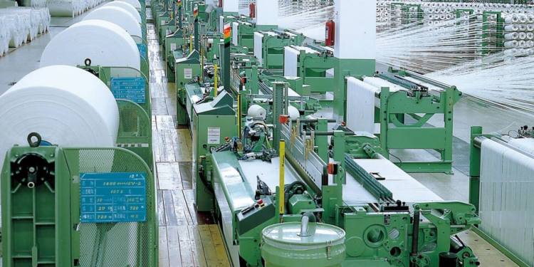 Промышленность Таджикистана выросла на 23,6 % — рекордный скачок в 2025 году За январь–май 2025 года объём промышленного производства в Таджикистане вырос на 23,6 % по сравнению с аналогичным периодом 2024-го. По данным Агентства статистики, предприятия страны выпустили продукции на сумму 24,07 млрд сомони. Основной вклад в рост внесла добывающая отрасль +70 % , а обрабатывающая промышленность выросла на 4,7 %. Сегодня в республике работают почти 4 000 предприятий, включая экологический сектор и энергетику. Наибольший рост зафиксирован в Согдийской области — на 133,6 %, в Душанбе — на 22,1 %, в Хатлоне — на 4,2 %. Промышленный подъём — результат курса на индустриализацию, создание рабочих мест и рост экспортного потенциала. Источник: avesta.tj